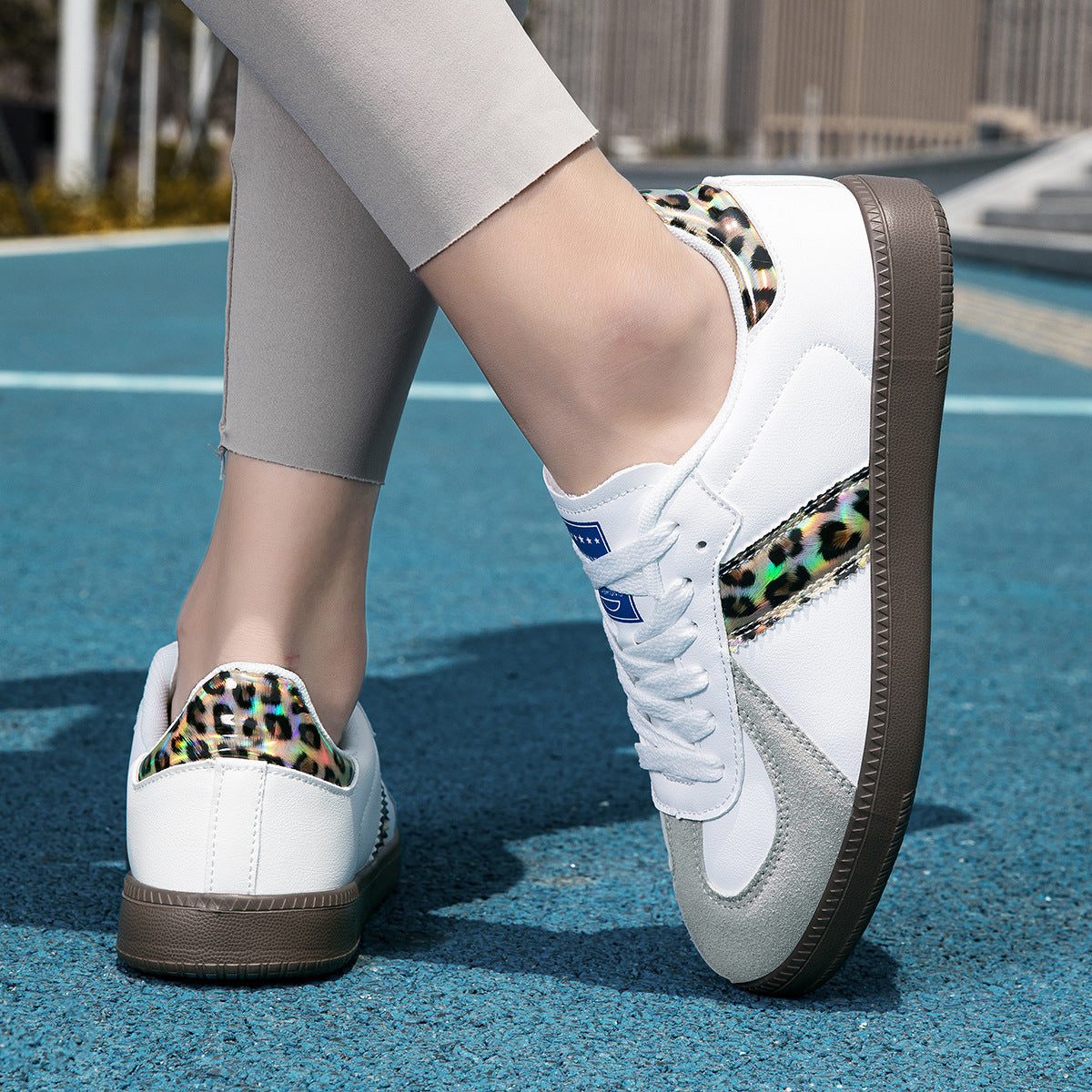 Low-top lace-up casual sneaker, sole detail