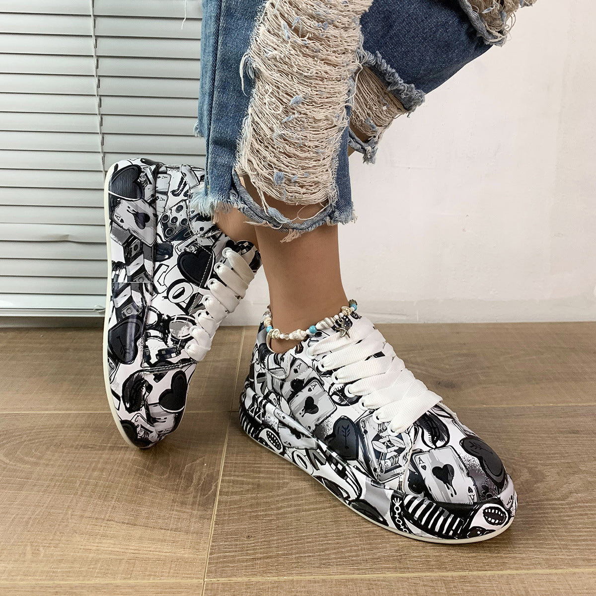 Thick-sole platform sneaker, top view