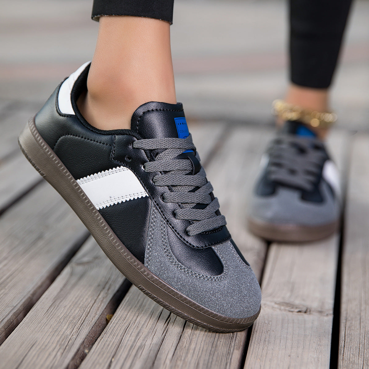 Low-top lace-up casual sneaker, colour option